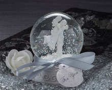 Load image into Gallery viewer, &quot;Forever In Love&quot; Couple Snow Globe Favor - ArtisanoDesigns